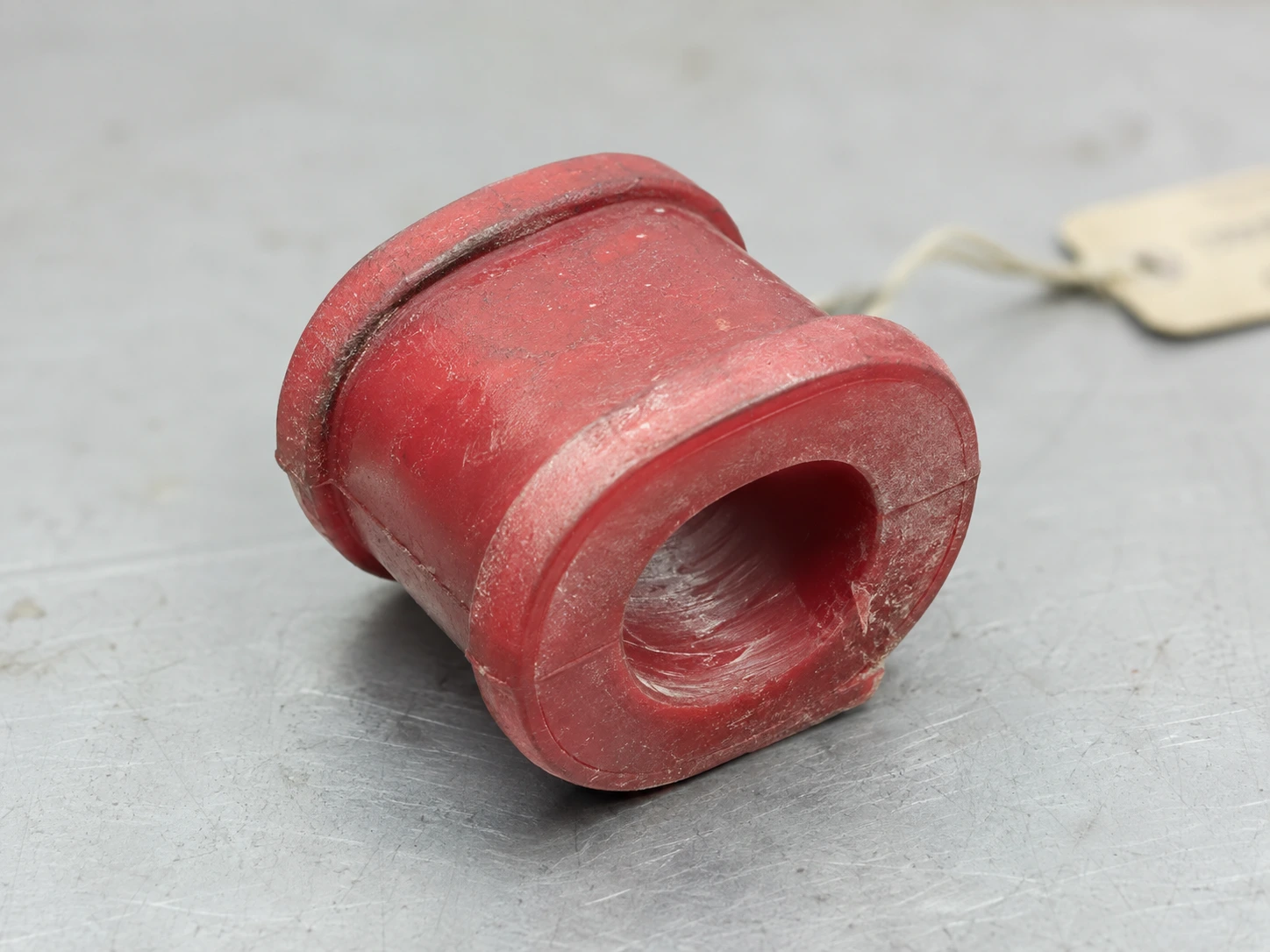 Bague en polyuréthane rouge usée à alésage ovalisé, échantillon pour reproduction sans plan — Soremag Québec
