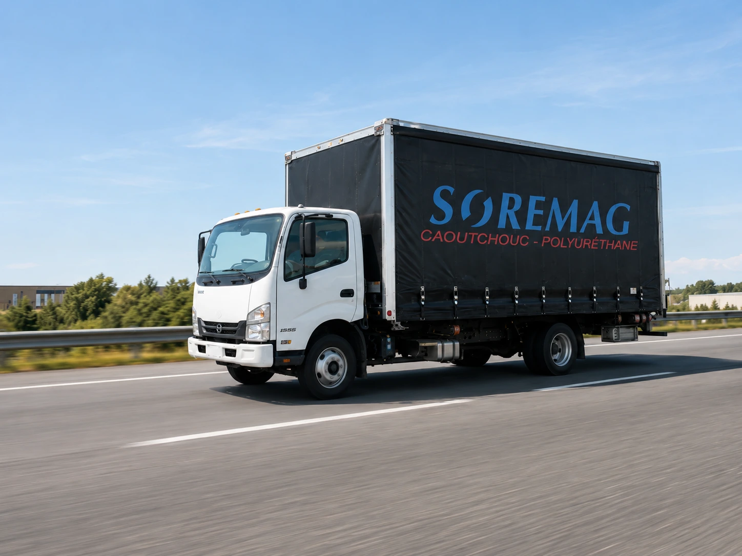Camion Soremag sur l'autoroute — ramassage, livraison et transport de rouleaux, Québec
