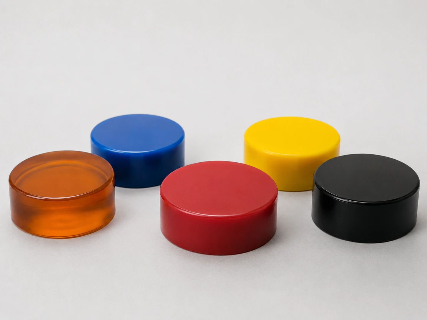 Cinq échantillons de polyuréthane coulé de couleurs et duretés variées avec duromètre Shore en mesure