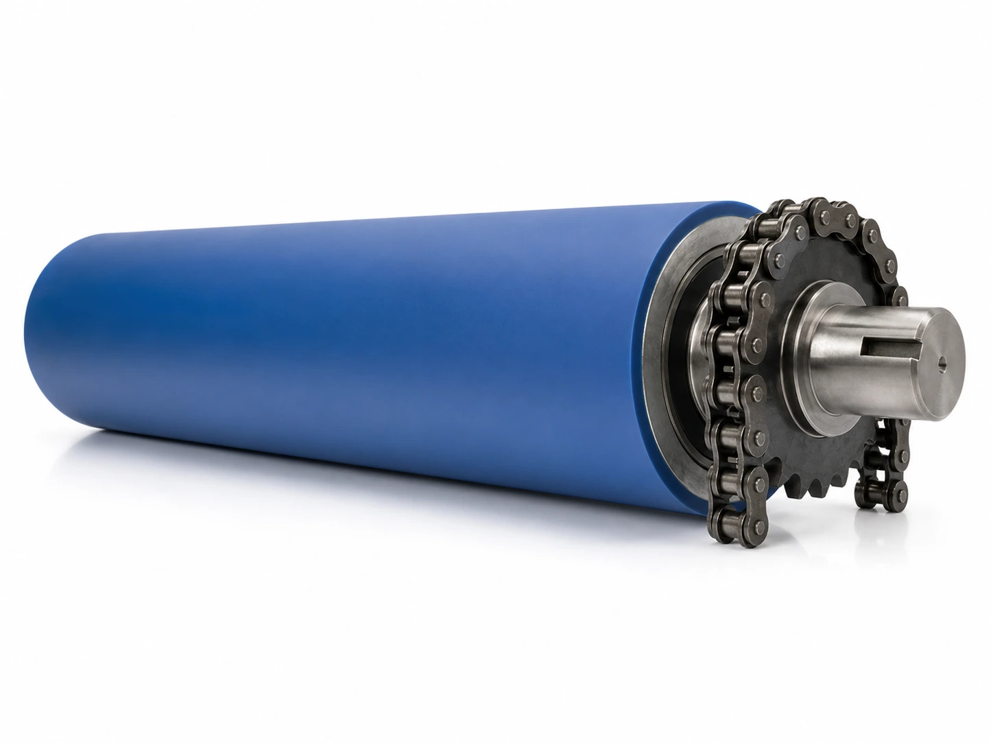 Rouleau de tirage recouvert de polyuréthane coulé bleu, pignon et chaîne d'entraînement visibles