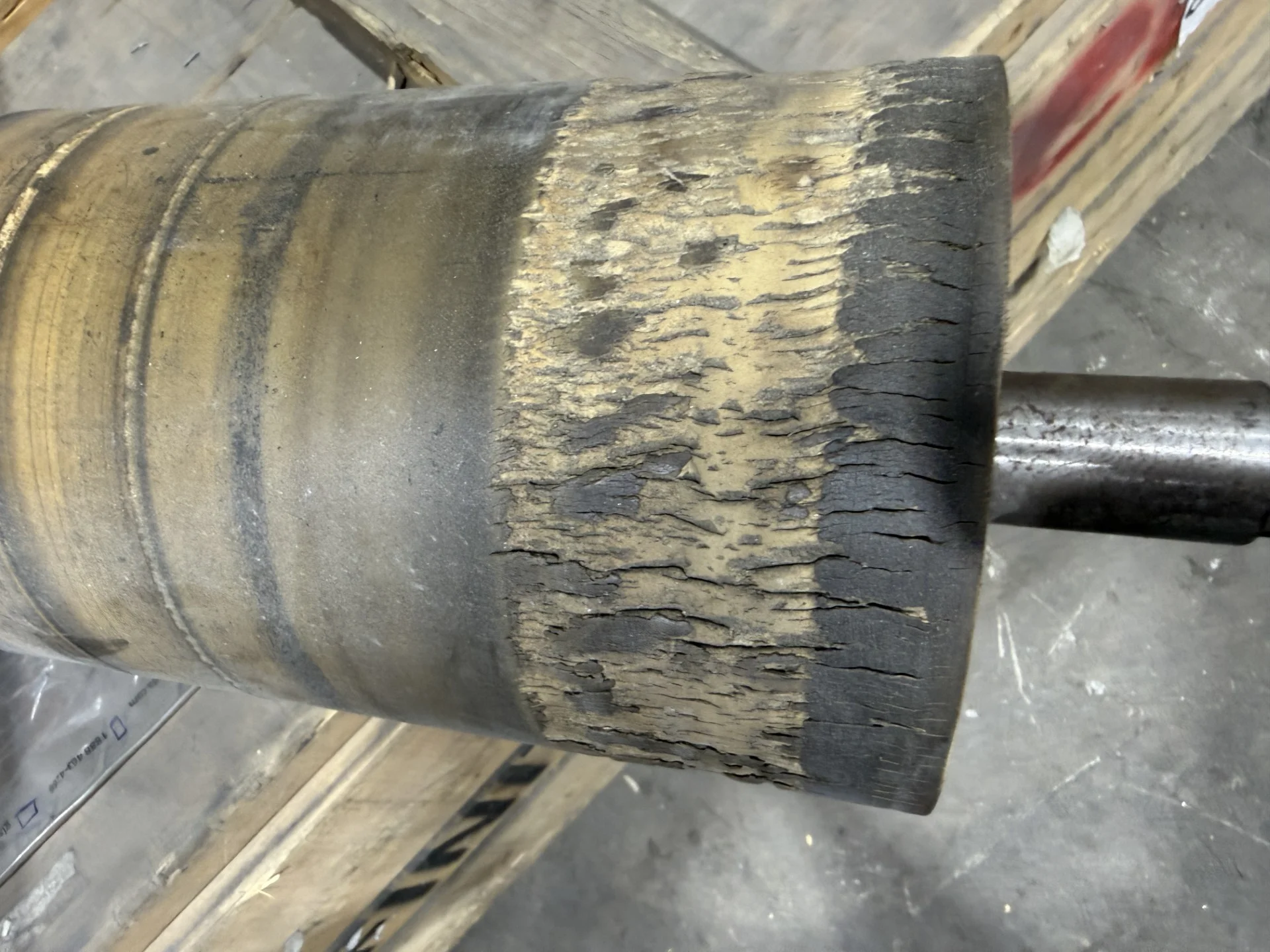 Revêtement de rouleau délaminé et arraché, sous-couche exposée