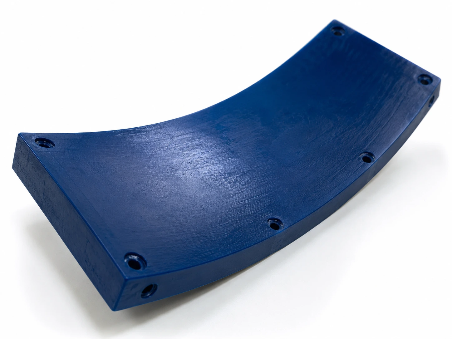 Doublure de goulotte courbe en polyuréthane bleu foncé avec trous fraisés pour montage affleurant