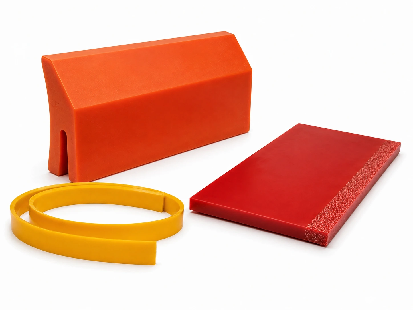 Racleur de courroie en polyuréthane orange installé sur un convoyeur — arête de raclage vive, dureté typique 85-95 Shore A