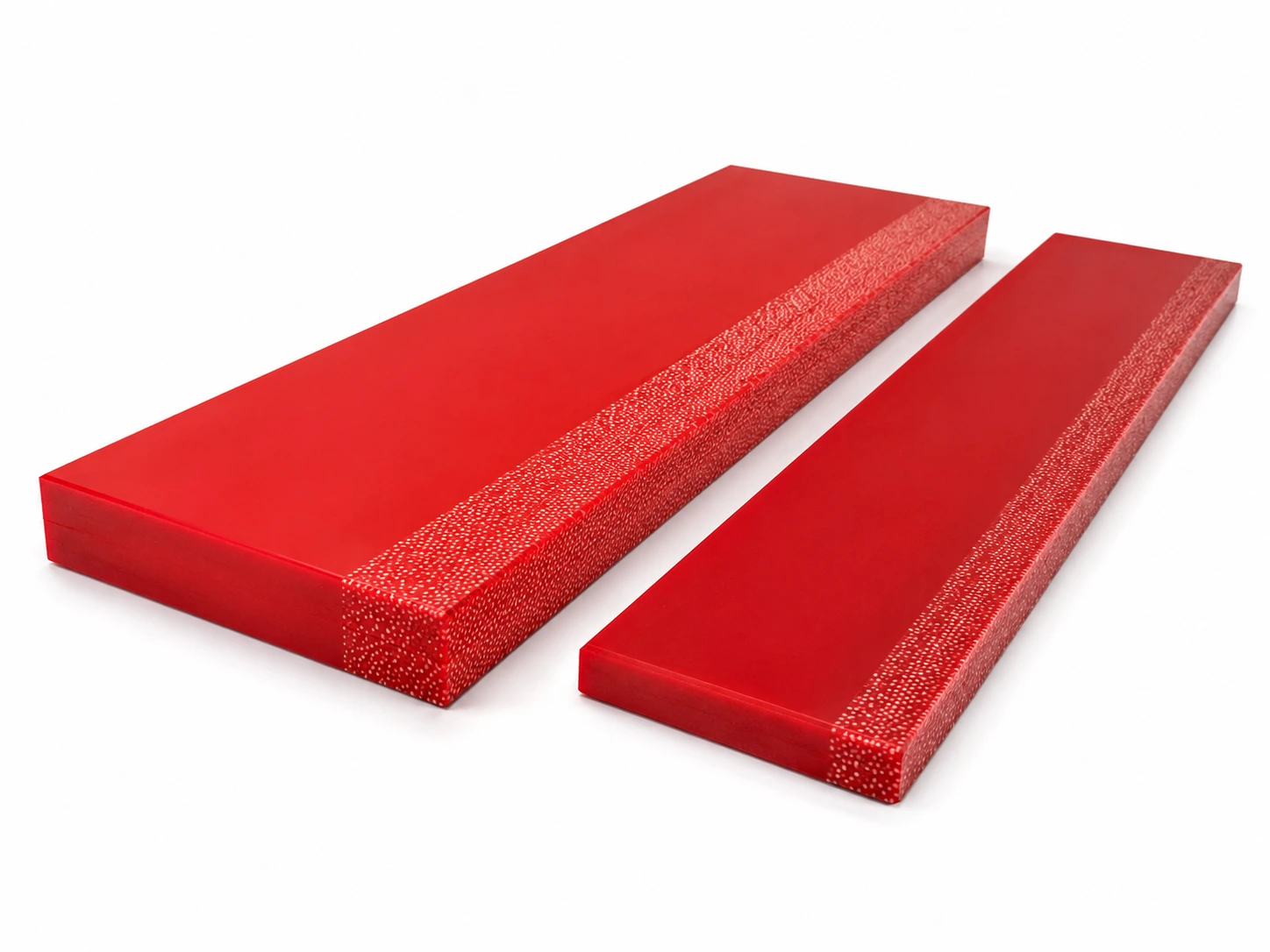 Deux racleurs en polyuréthane rouge coulé à chaud, arête imprégnée de billes de céramique (ceramic bead bar)