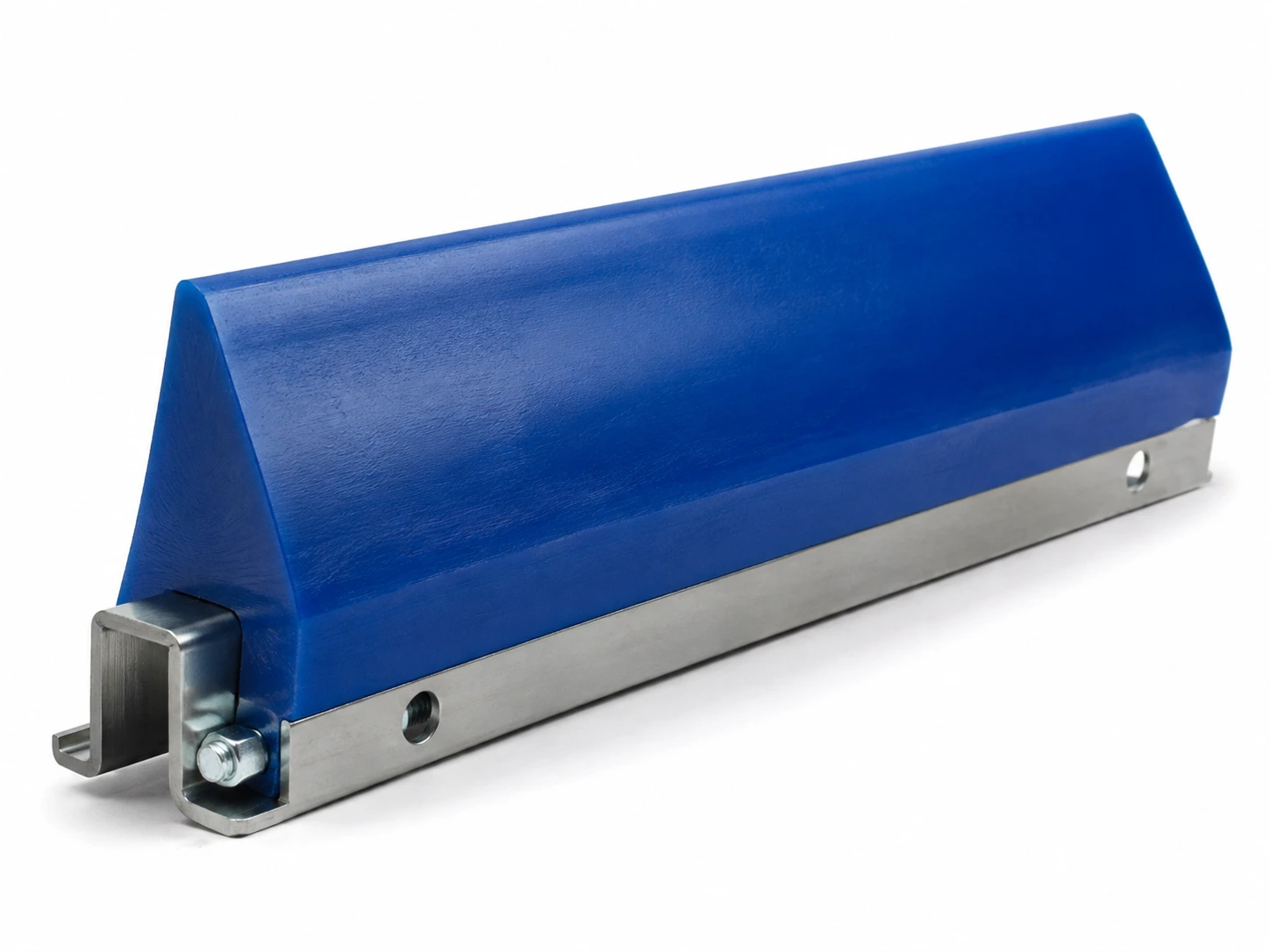 Racleur de convoyeur en polyuréthane bleu à arête de raclage vive, monté sur barre d'acier inoxydable avec trous de fixation
