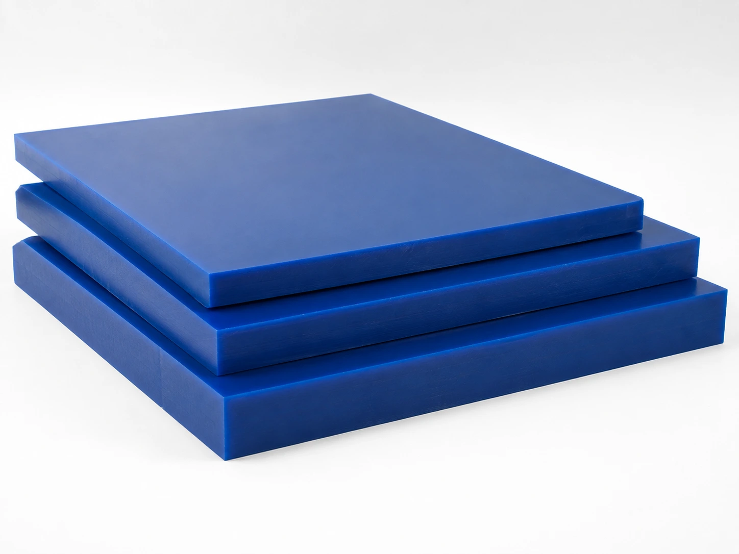 Feuilles de polyuréthane bleu coulées en plusieurs épaisseurs, empilées