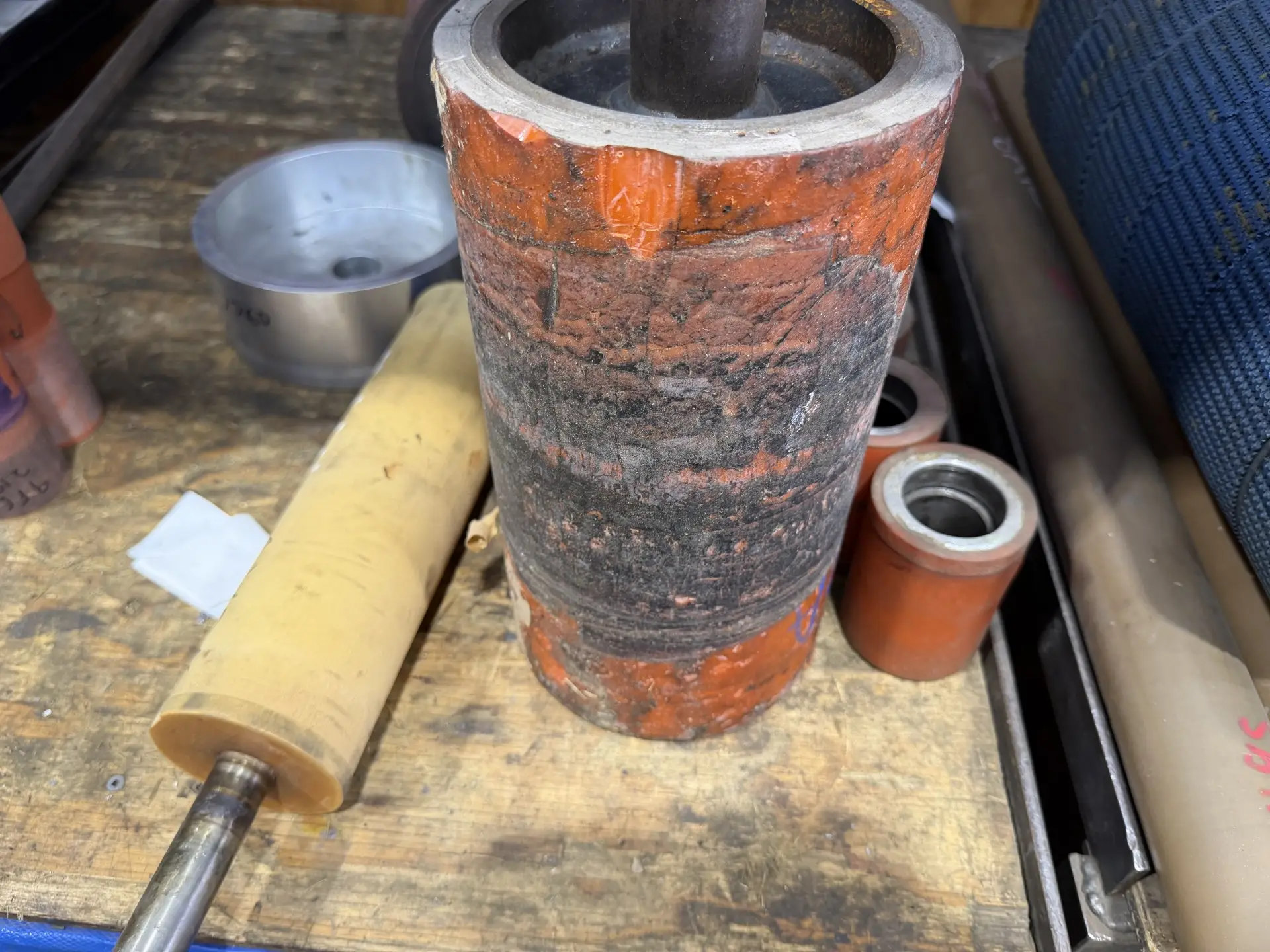 Rouleau au revêtement de polyuréthane orange brûlé et dégradé au centre — reçu pour reverse engineering, Soremag