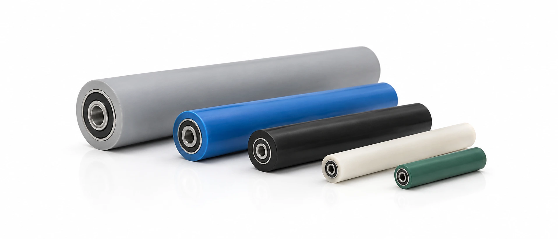 Cinq rouleaux porteurs (idler rolls) de formats et de couleurs différents — gris, bleu, noir, crème et vert