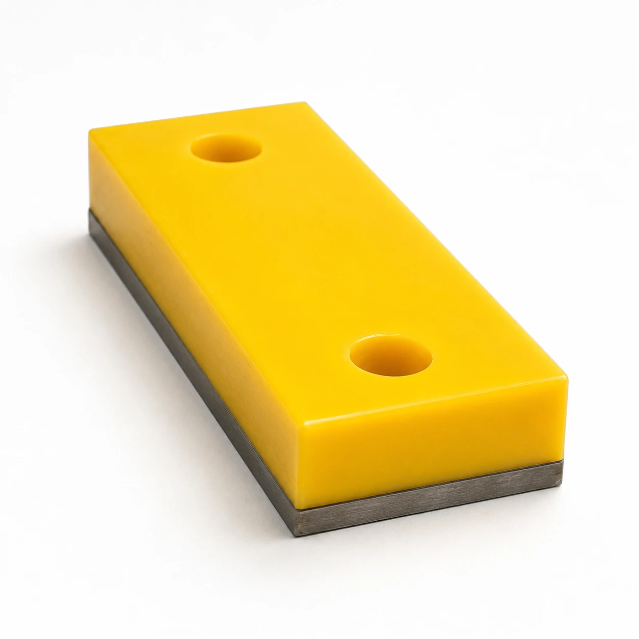 Patin d'usure en polyuréthane jaune coulé sur plaque d'acier avec deux trous fraisés — dureté choisie selon l'abrasion