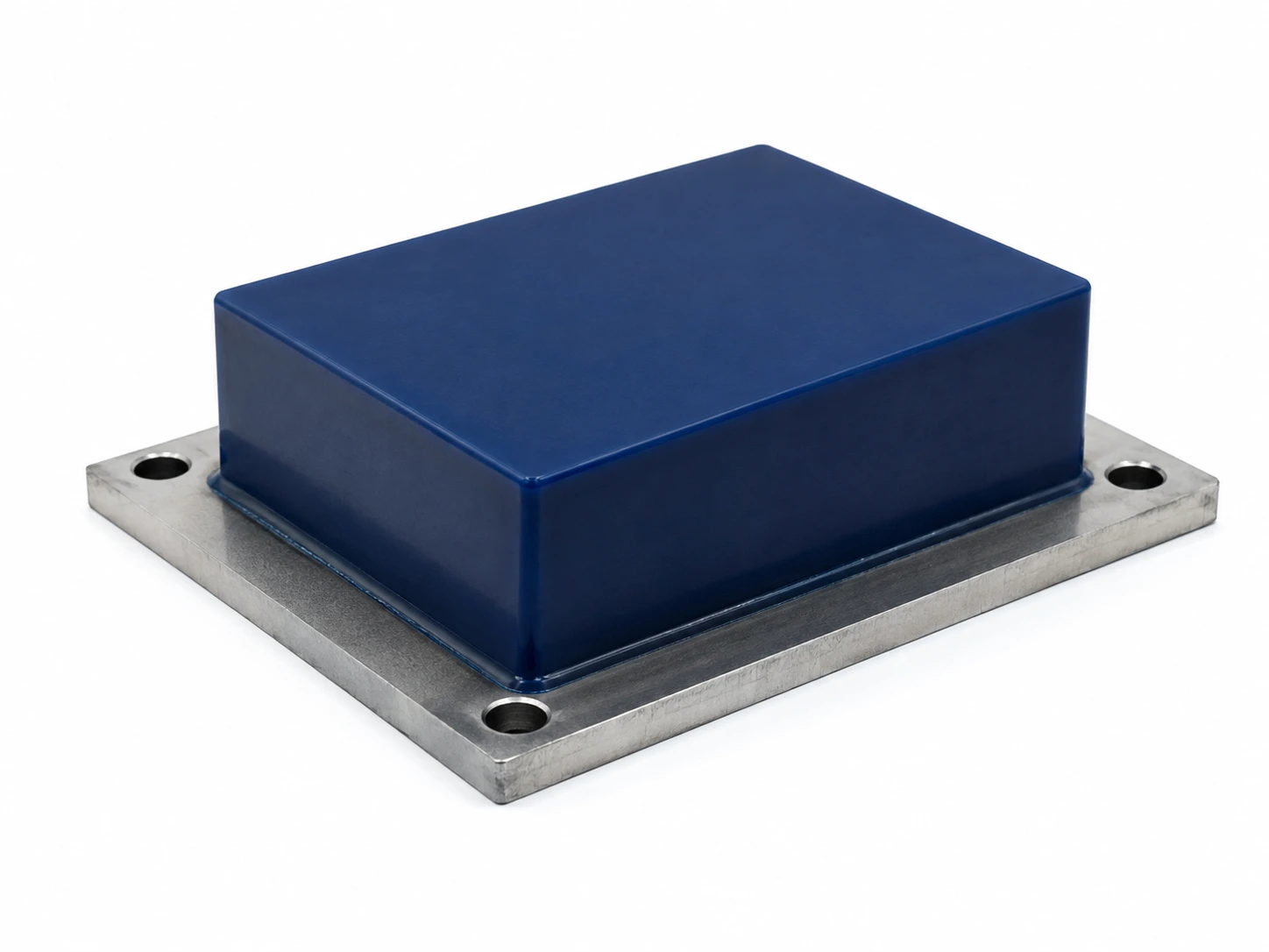 Tampon rectangulaire en polyuréthane bleu surmoulé sur platine d'acier à quatre trous de boulonnage, adhérisation validée