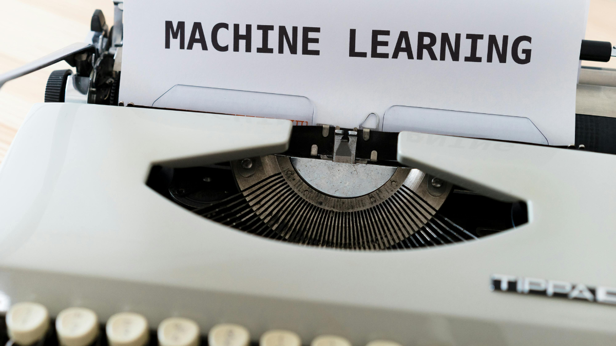 Typewriter with the words "MACHINE LEARNING" TYPED