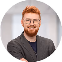 Lächelnde Person mit Klemmbrett und Stift, die bereit ist, Fragen zu beantworten oder Informationen zu sammeln.