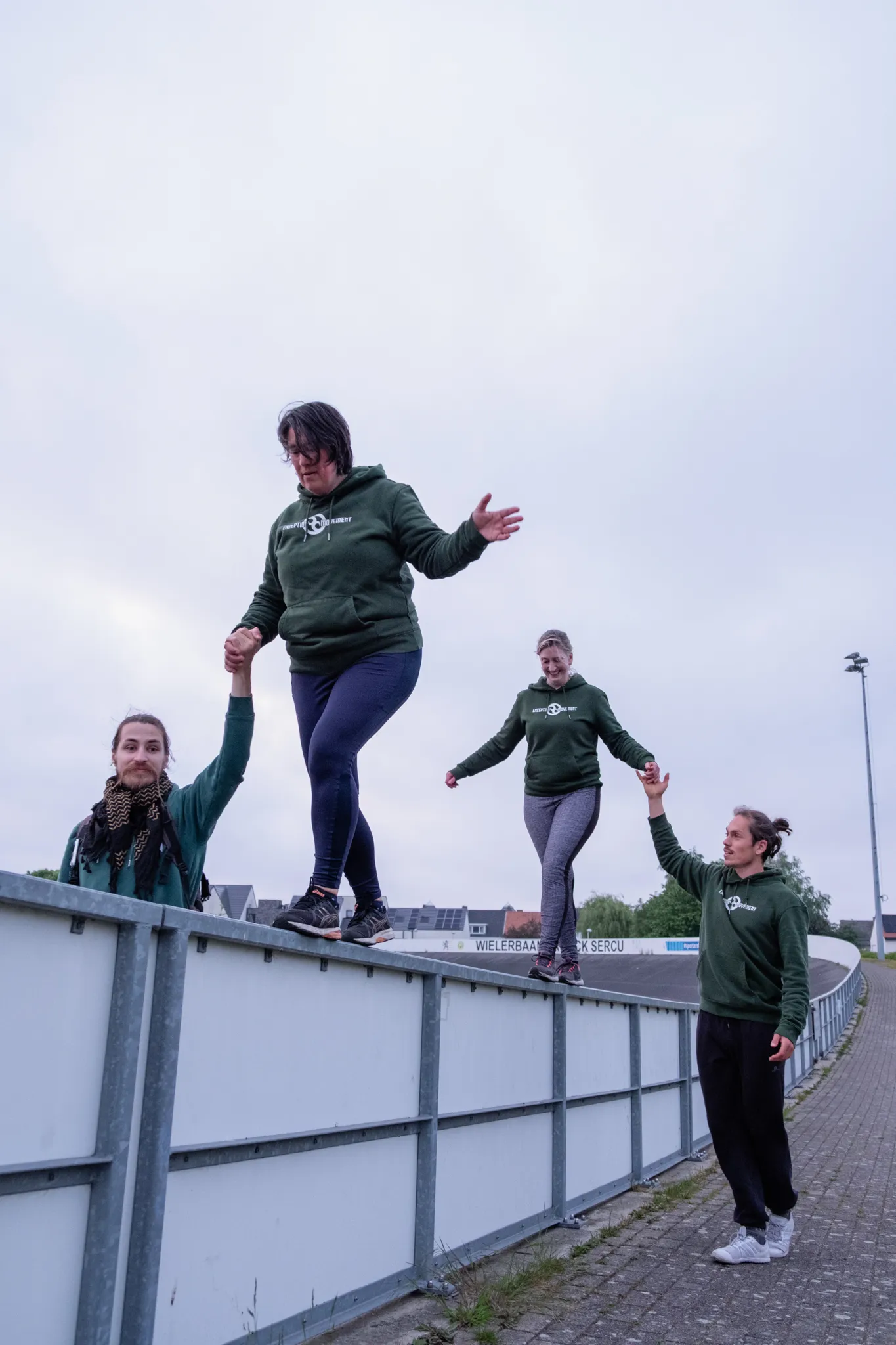 Parkourbeoefenaars balanceren op een reling