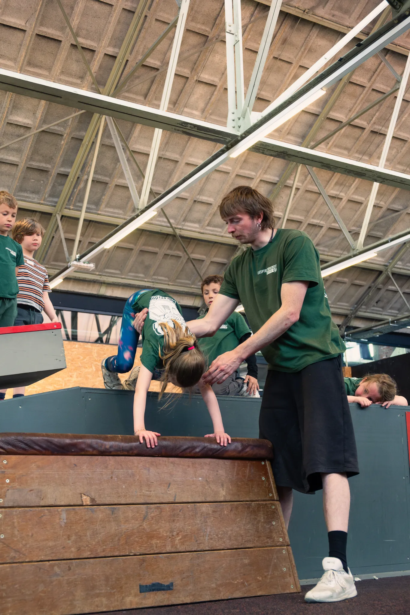 Kinderen trainen onder begeleiding van een coach in een sporthal