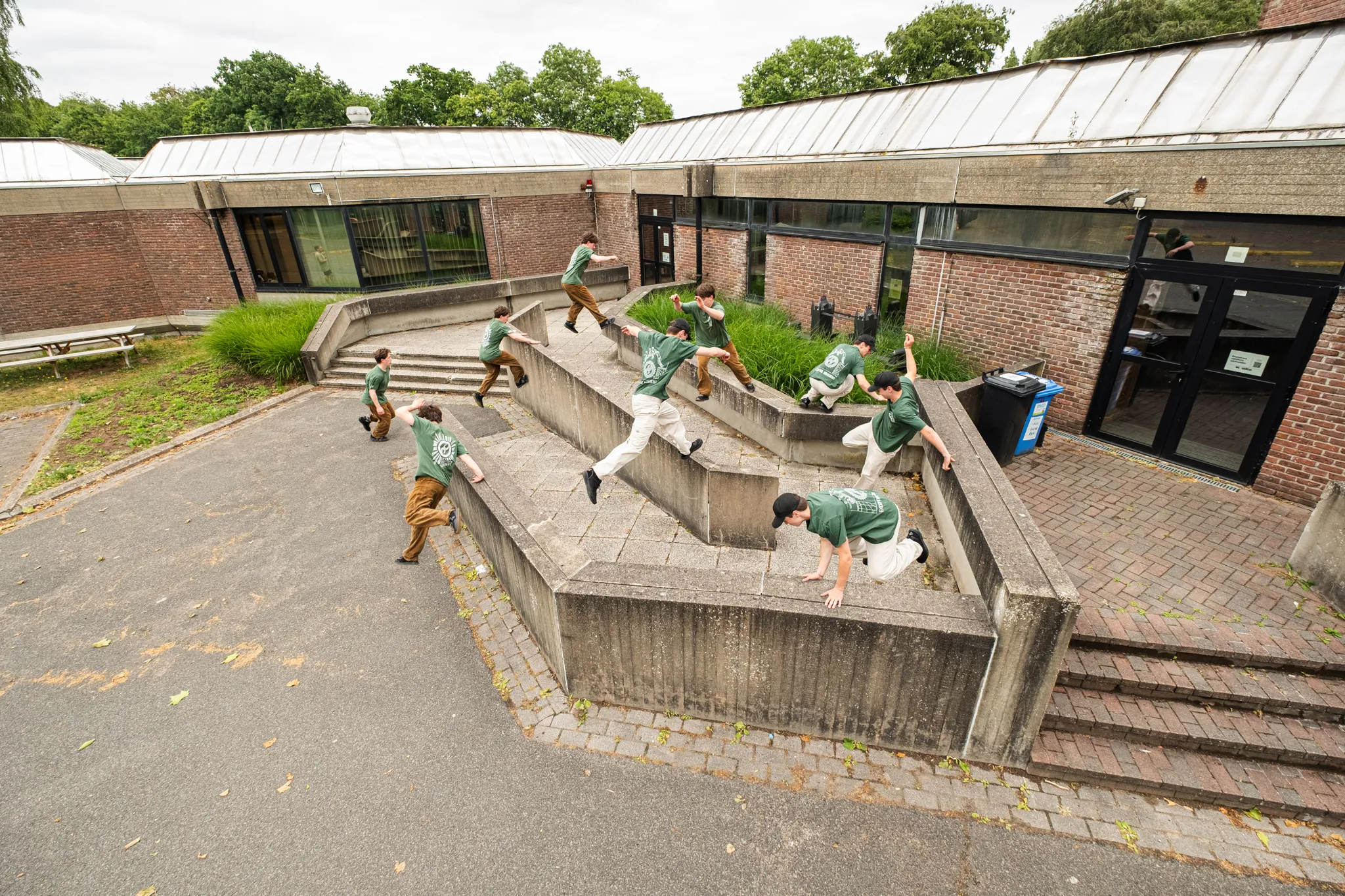 Groep oefent parkour op betonnen trappen en muurtjes