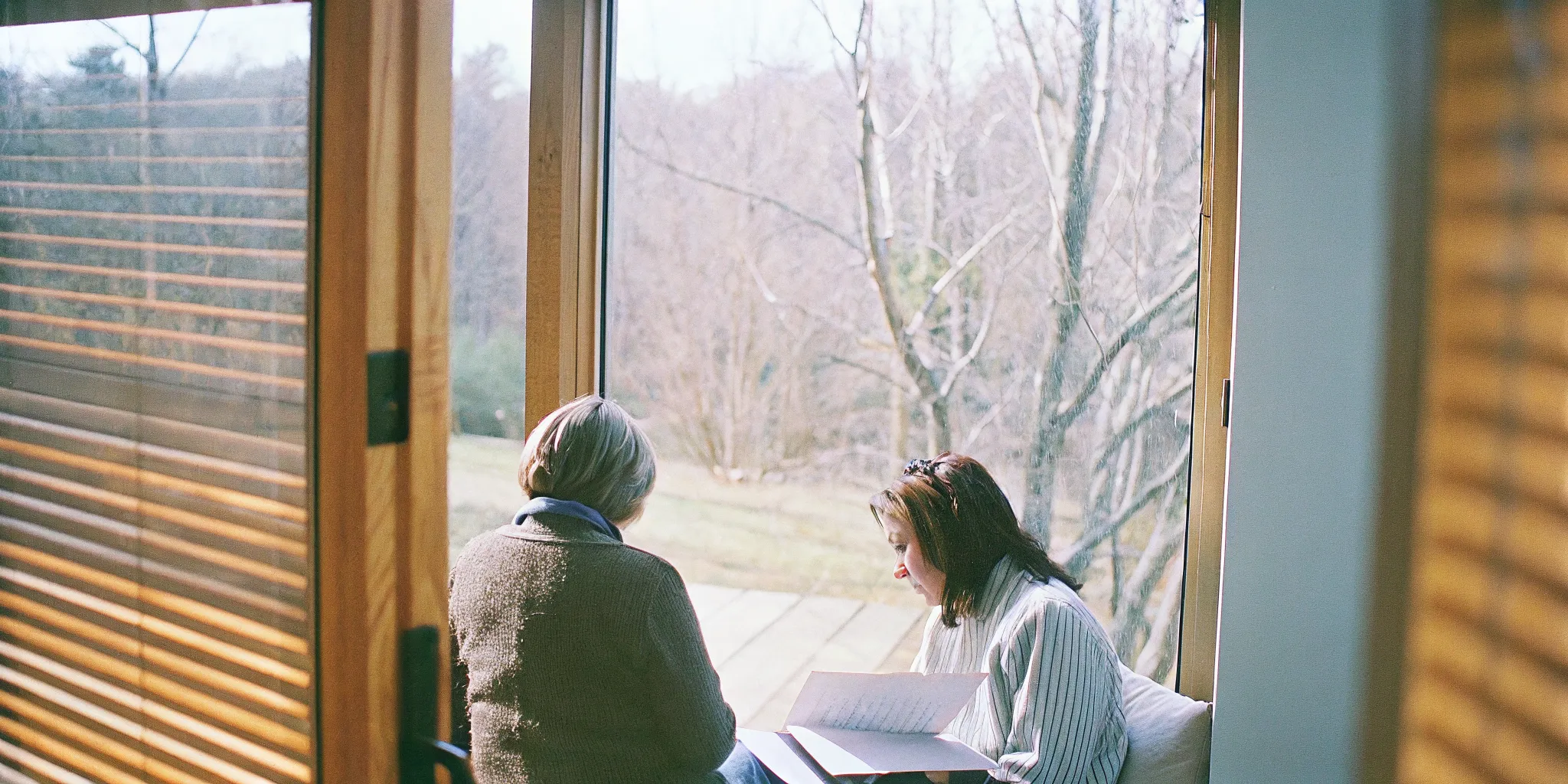 Clinician discussing an immigration psychological evaluation with a client in Virginia