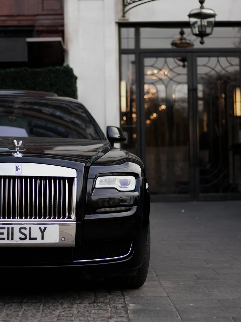 Rolls-Royce Ghost waiting at a luxury hotel entrance, Vinova Jets Concierge ground service