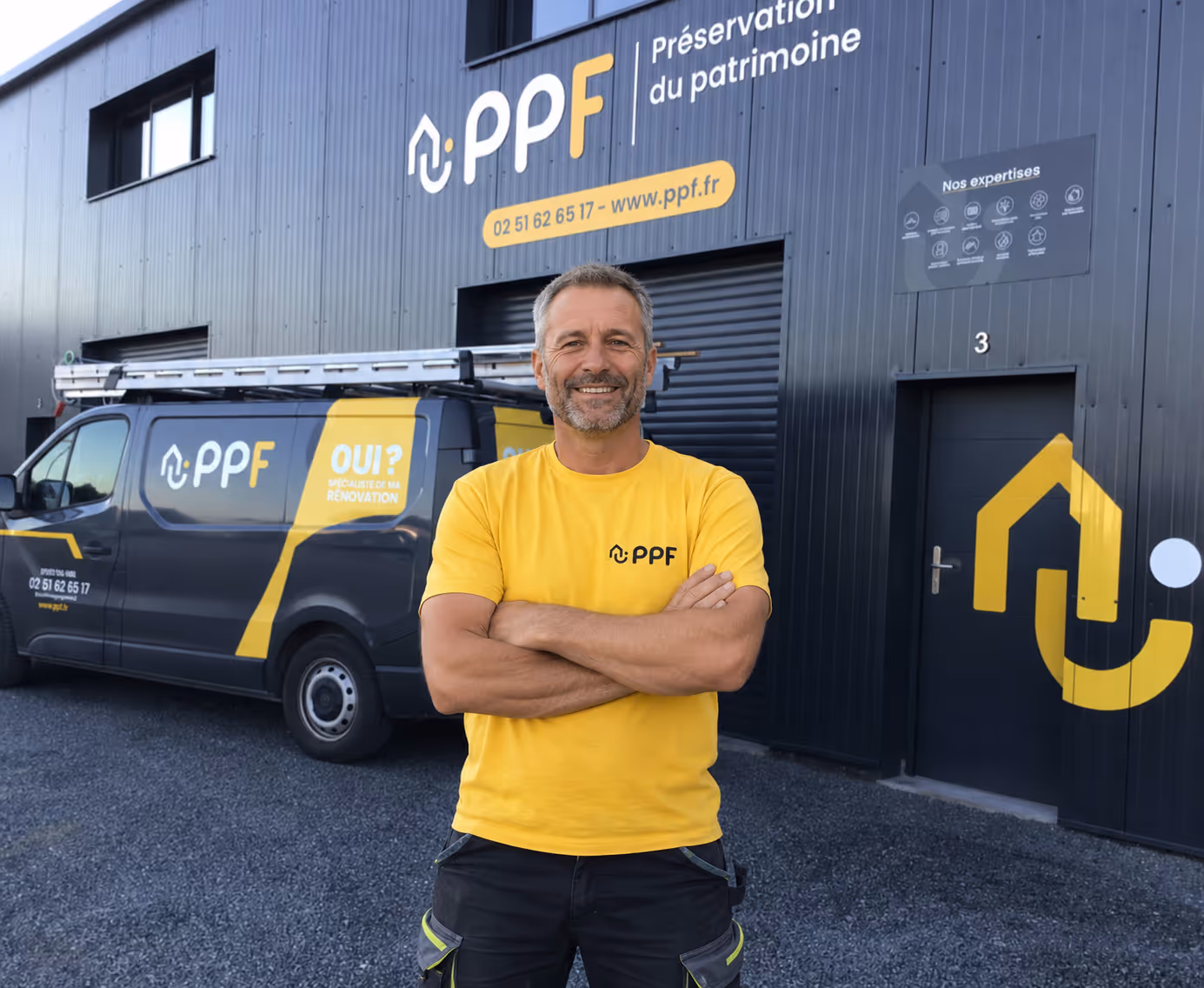 Homme souriant en t-shirt jaune devant un bâtiment et un van de l'entreprise PPF.