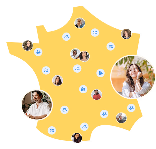 Carte jaune de la France avec des portraits de personnes et des icônes de groupes bleues.