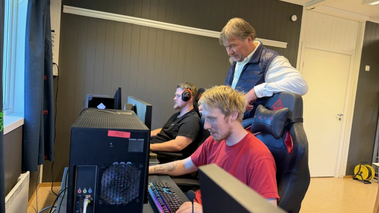 President i Norges E-sportforund, Ole Jørstad, ser på to innsatte i Trondheim Fengsel som spiller på hver sin PC.