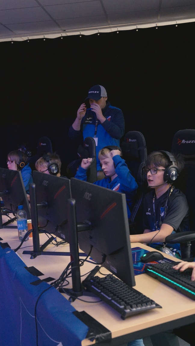 E-sporttrener veileder spillere under organisert kamp i bredde-e-sport op Driv Cup.