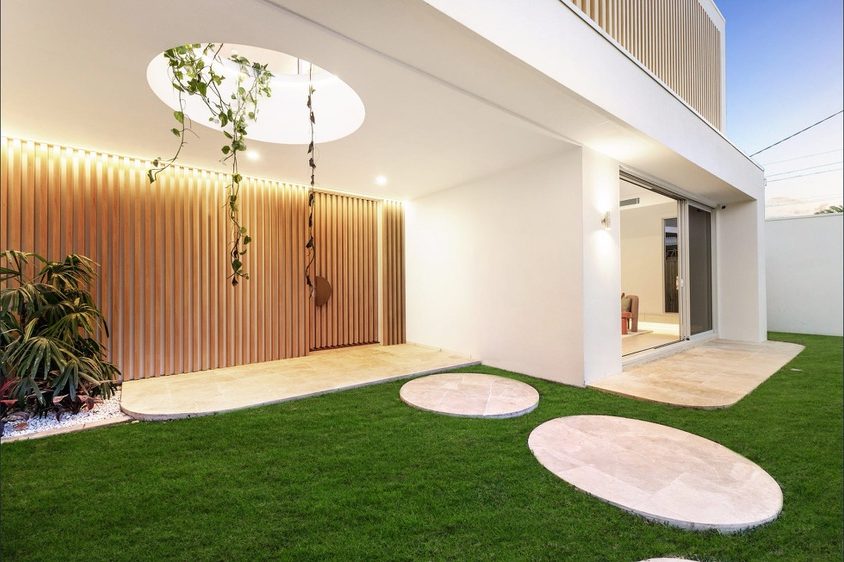Aluminium batten screen wall to a residential courtyard