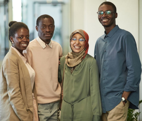 Des professionnels souriants