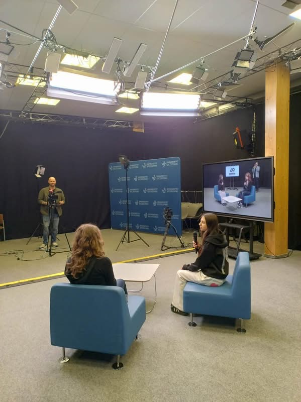 Uczniowie Liceum im. Sybiraków podczas warsztatów telewizyjno-radiowych w Uniwizji i Radiu NiUS