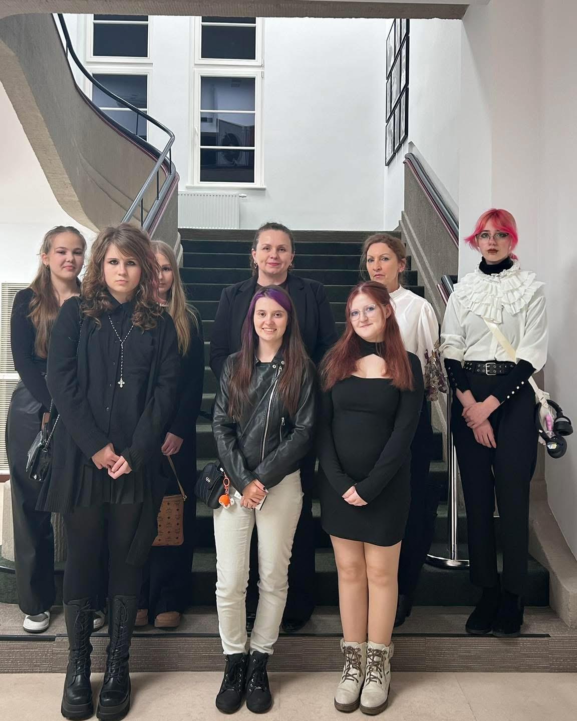 Uczniowie Liceum im. Sybiraków w Teatrze Polskim w Szczecinie na spektaklu „Chwila nieuwagi”