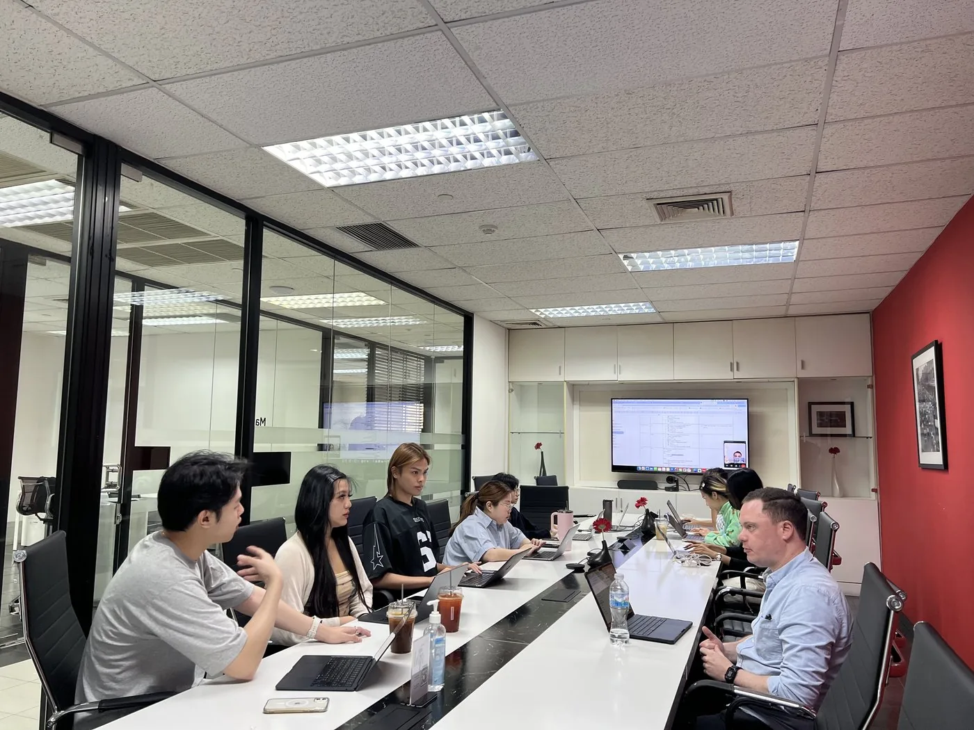 ทีม Adfinity กำลังตรวจสอบประสิทธิภาพอีคอมเมิร์ซที่โต๊ะทำงานของพวกเขา