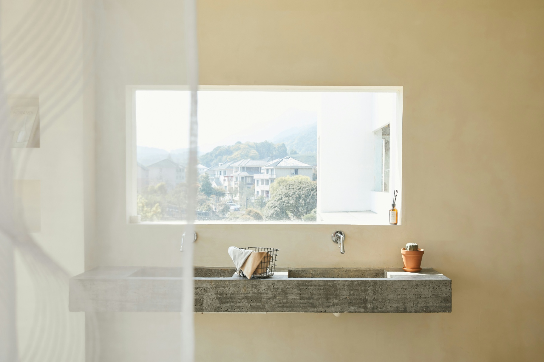 une salle de bain à la chaux et lavabo et pierre naturelle