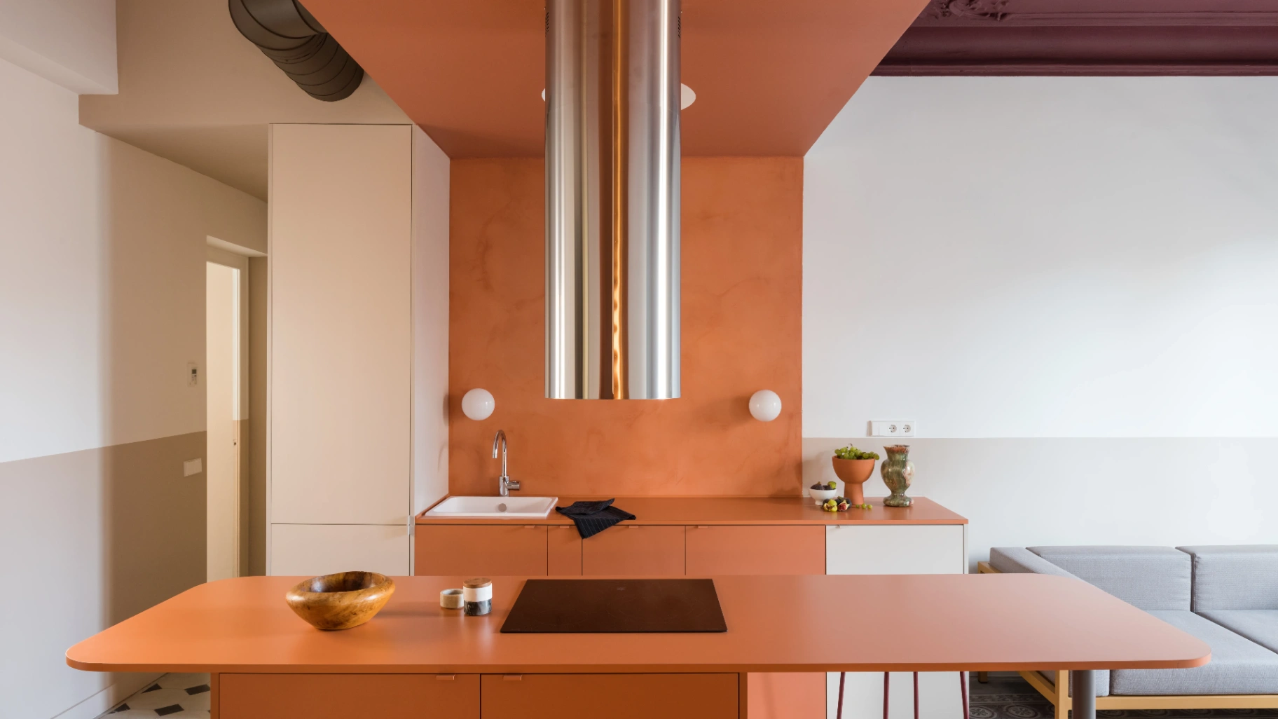 Une cuisine délimitée par un aplat de couleur foncée 