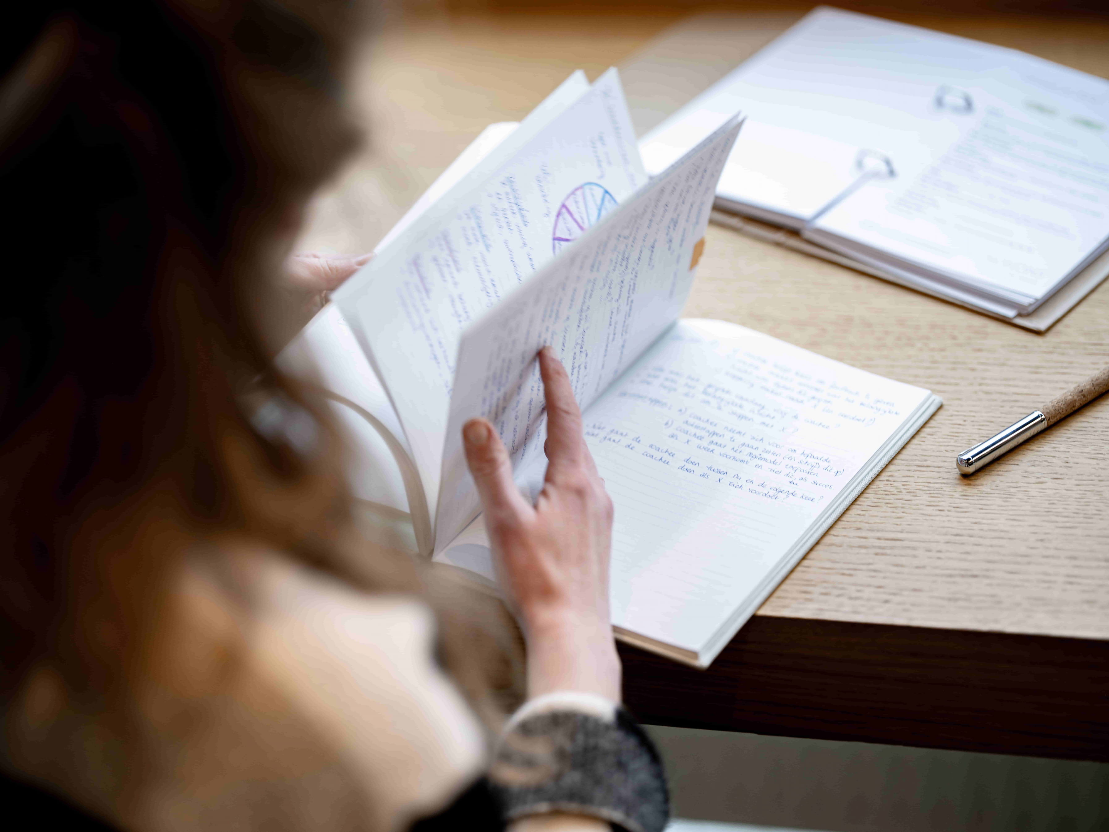 Frederike Kustermans, coach in Dordrecht, met notitieboek vol coachmodellen