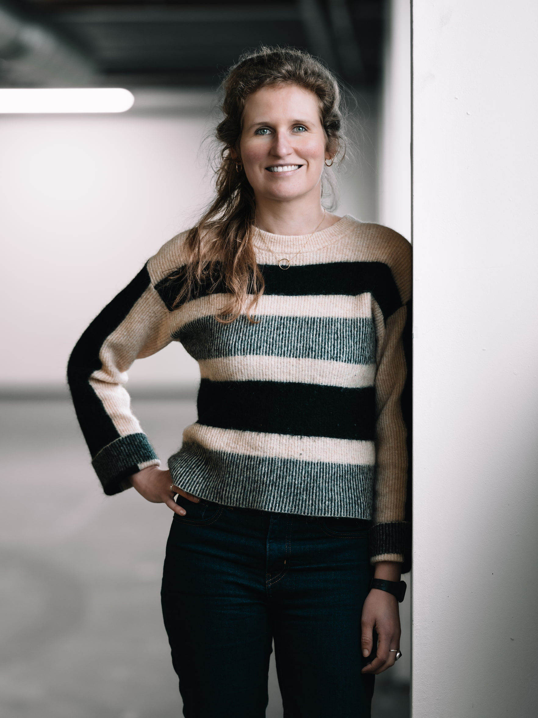 Frederike Kustermans, coach in Dordrecht, zelfverzekerde staande pose