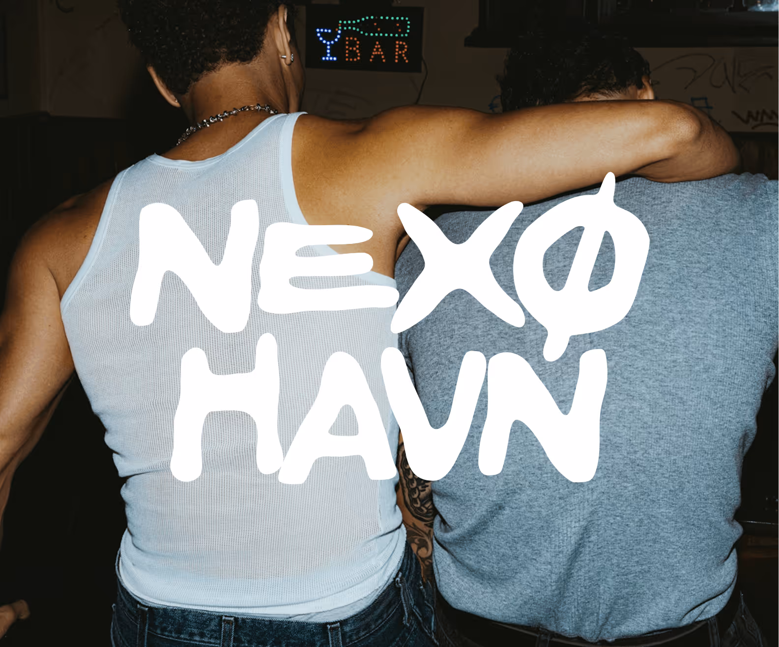 Two people from behind with arms around each other in a dim bar with NEXO HAVN text overlaid.