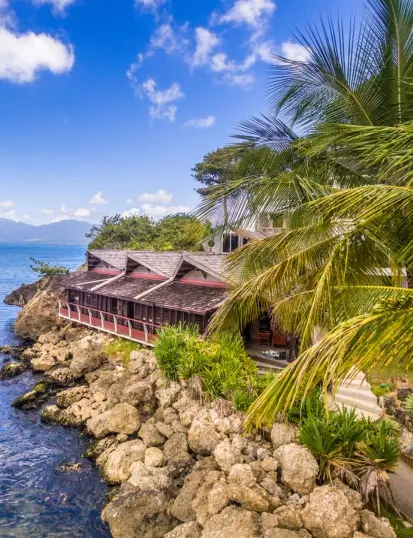 Bungalows sur la falaise du Mahogany Hôtel Résidence & Spa, Le Gosier (Guadeloupe), vus en plongée.