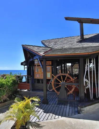Extérieur du restaurant Le Zawag à La Créole Beach Hôtel & Spa avec vue sur l’océan