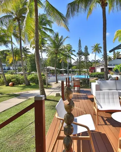 Terrasse extérieure de La Route des Épices à l’hôtel Résidence & Spa Mahogany avec vue sur les jardins tropicaux et la piscine, le Gosier Guadeloupe.
