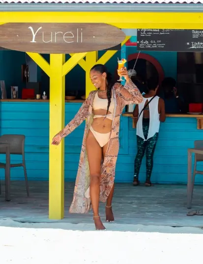 Gast genießt einen Cocktail in der Yureli Beach Bar am Strand des Hotels Résidence & Spa Mahogany, Le Gosier, Guadeloupe.