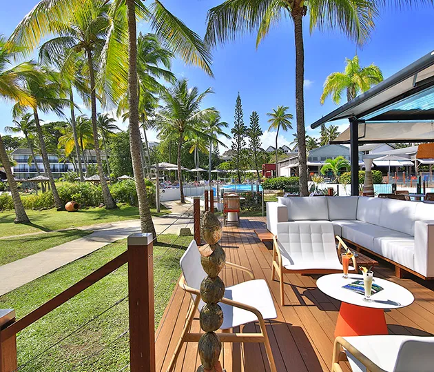 Außenterrasse des Mahogany Hôtel Résidence & Spa mit Entspannungsbereich und dem Restaurant La Route des Épices, Le Gosier, Guadeloupe.