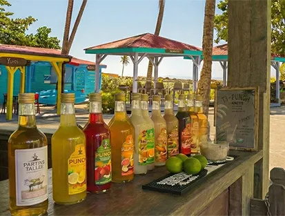 Sélection de rhums et cadre tropical du bar de plage - Mahogany Hôtel Résidence & Spa, Le Gosier.