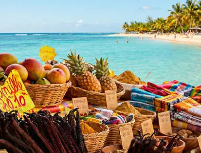 Marché de fruits et vanille sur plage caraïbe. Mahogany Hôtel Résidence & Spa, Le Gosier, Guadeloupe.