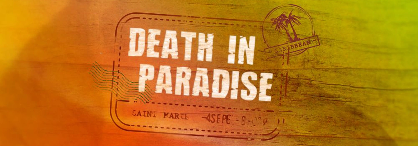Póster con el texto "DEATH IN PARADISE", sello de palmera, colores cálidos. Mahogany Hôtel Résidence & Spa, Guadalupe.