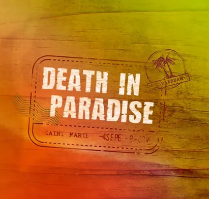 El título "DEATH IN PARADISE" en un sello postal grande y detallado, con un fondo de tonos vivos. Mahogany Hôtel Résidence & Spa, Guadalupe.
