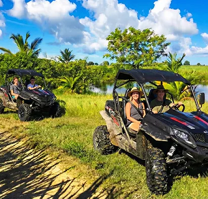Convoi de buggys à côté d'un étang ensoleillé. Mahogany Hôtel Résidence & Spa, Le Gosier, Guadeloupe.