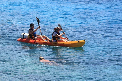 Kayak biplace et baigneur en mer turquoise au Mahogany Hôtel Résidence & Spa, Pointe de la Verdure, 97190 Le Gosier, Guadeloupe.