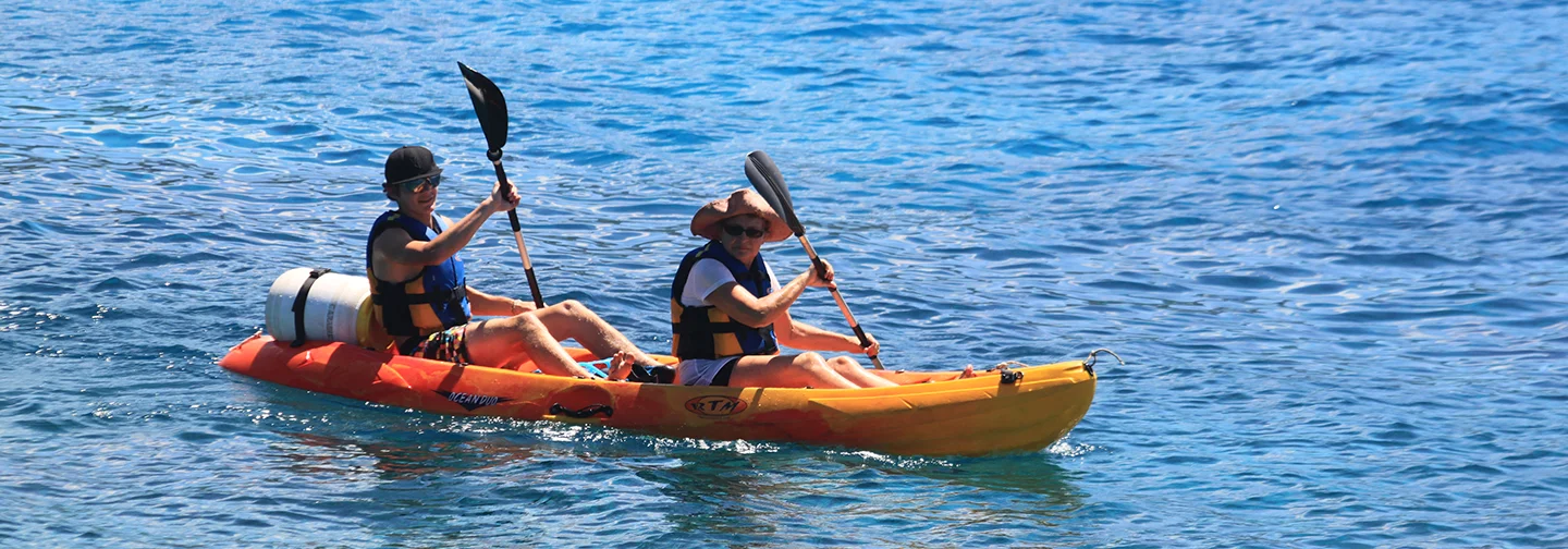 Couple en kayak et apnéiste près du Mahogany Hôtel Résidence & Spa, à la Pointe de la Verdure, Le Gosier (97190), Guadeloupe.