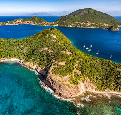 Gros plan sur la falaise de l'îlet et le récif corallien, Mahogany Hôtel Résidence & Spa, Le Gosier.