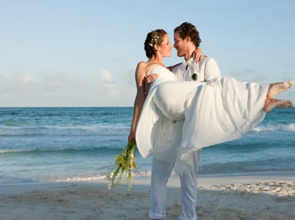 Recién casados en una playa del Mahogany Hôtel Résidence & Spa, Le Gosier, Guadalupe.