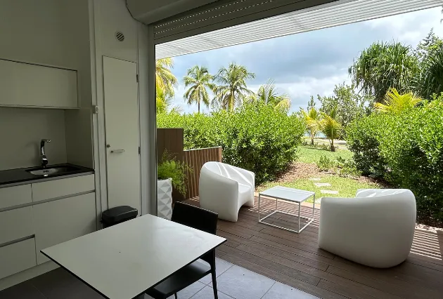 Private Terrasse mit Küchenzeile im Mahogany Hôtel Résidence & Spa in Le Gosier, Guadeloupe.